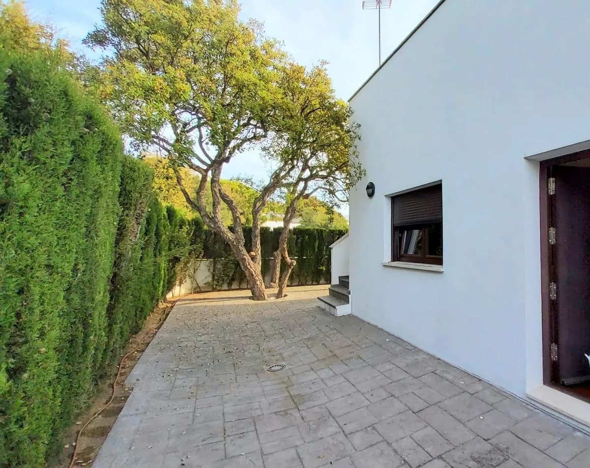4 Bedroom Detached Villa for Sale in Torreguadiaro, Cádiz - Image 6