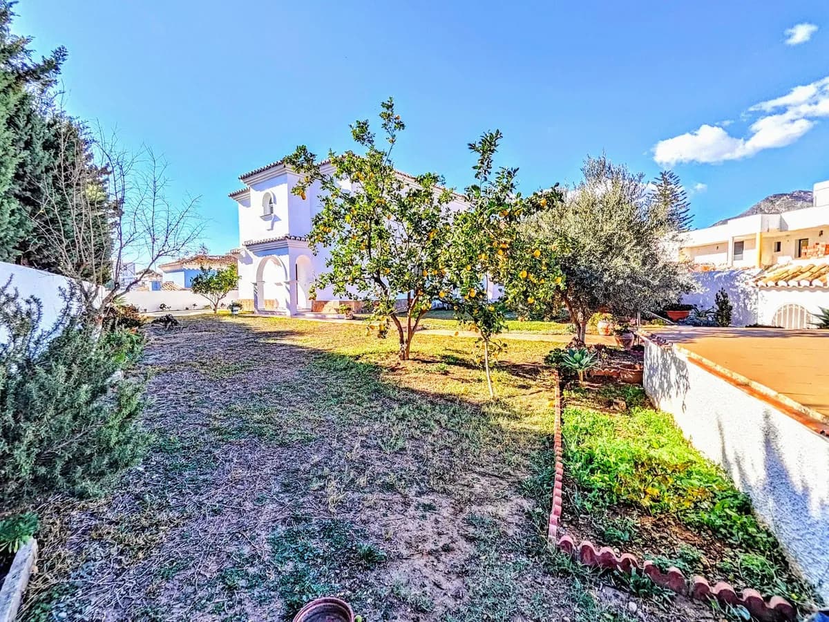 4 Bedroom Detached Villa for Sale in Benalmadena Costa, Málaga - Image 2