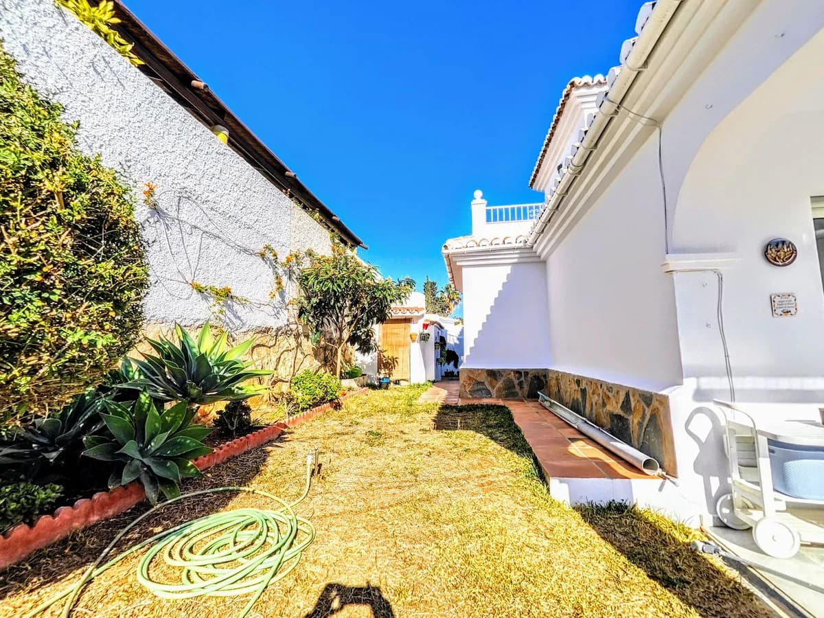 4 Bedroom Detached Villa for Sale in Benalmadena Costa, Málaga - Image 8