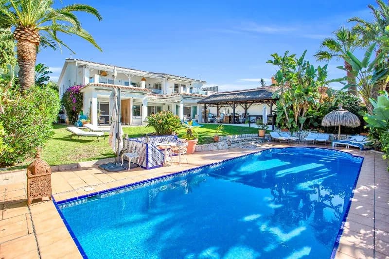 6 Bedroom Detached Villa for Sale in Marbesa, Málaga