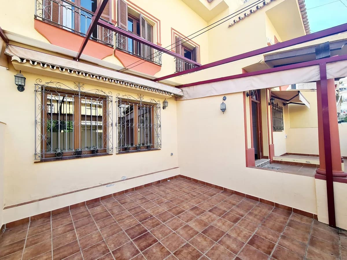 3 Bedroom Semi-Detached House for Sale in Fuengirola, Málaga - Image 2