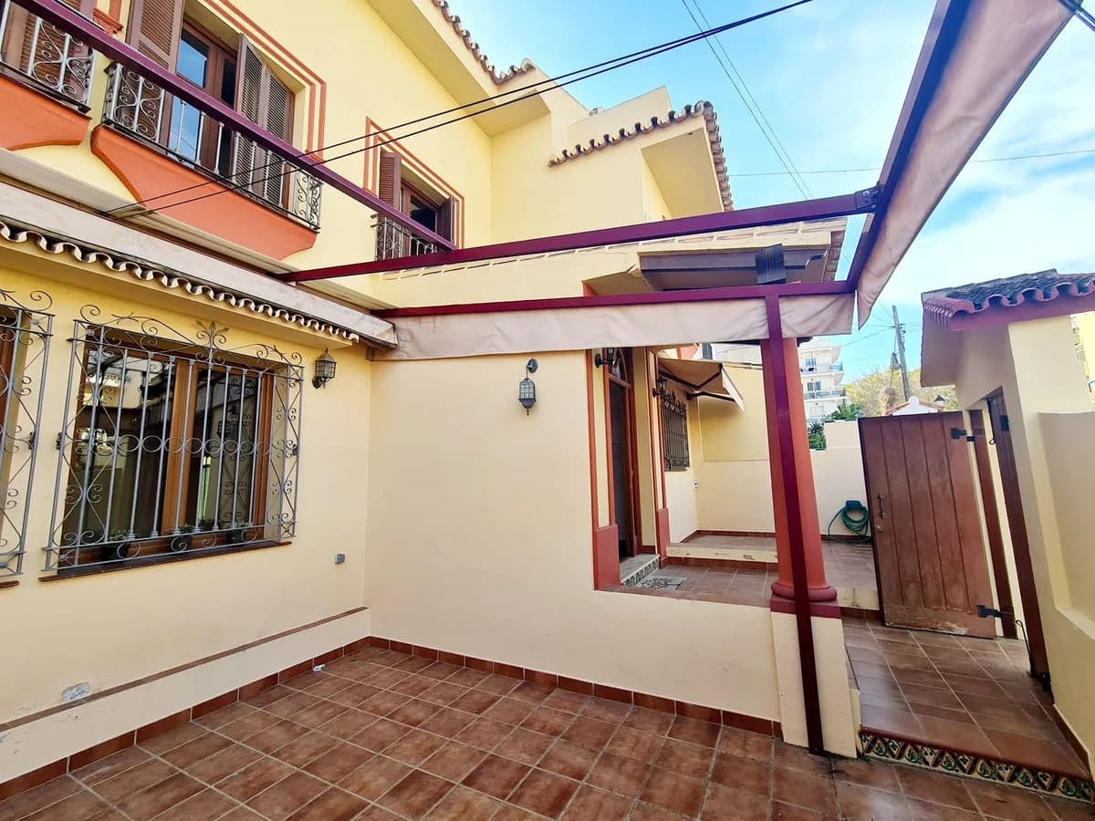 3 Bedroom Semi-Detached House for Sale in Fuengirola, Málaga - Image 7