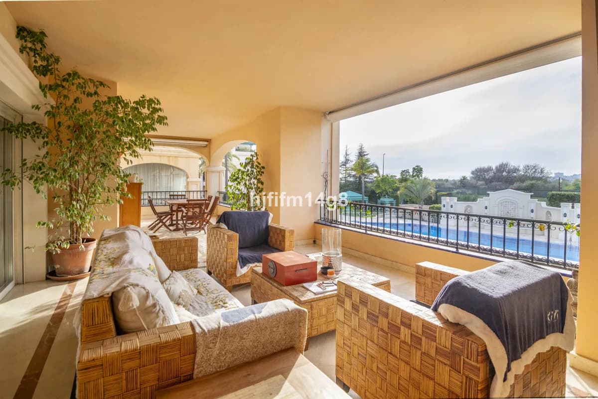 3 Bedroom Middle Floor Apartment for Sale in The Golden Mile, Málaga