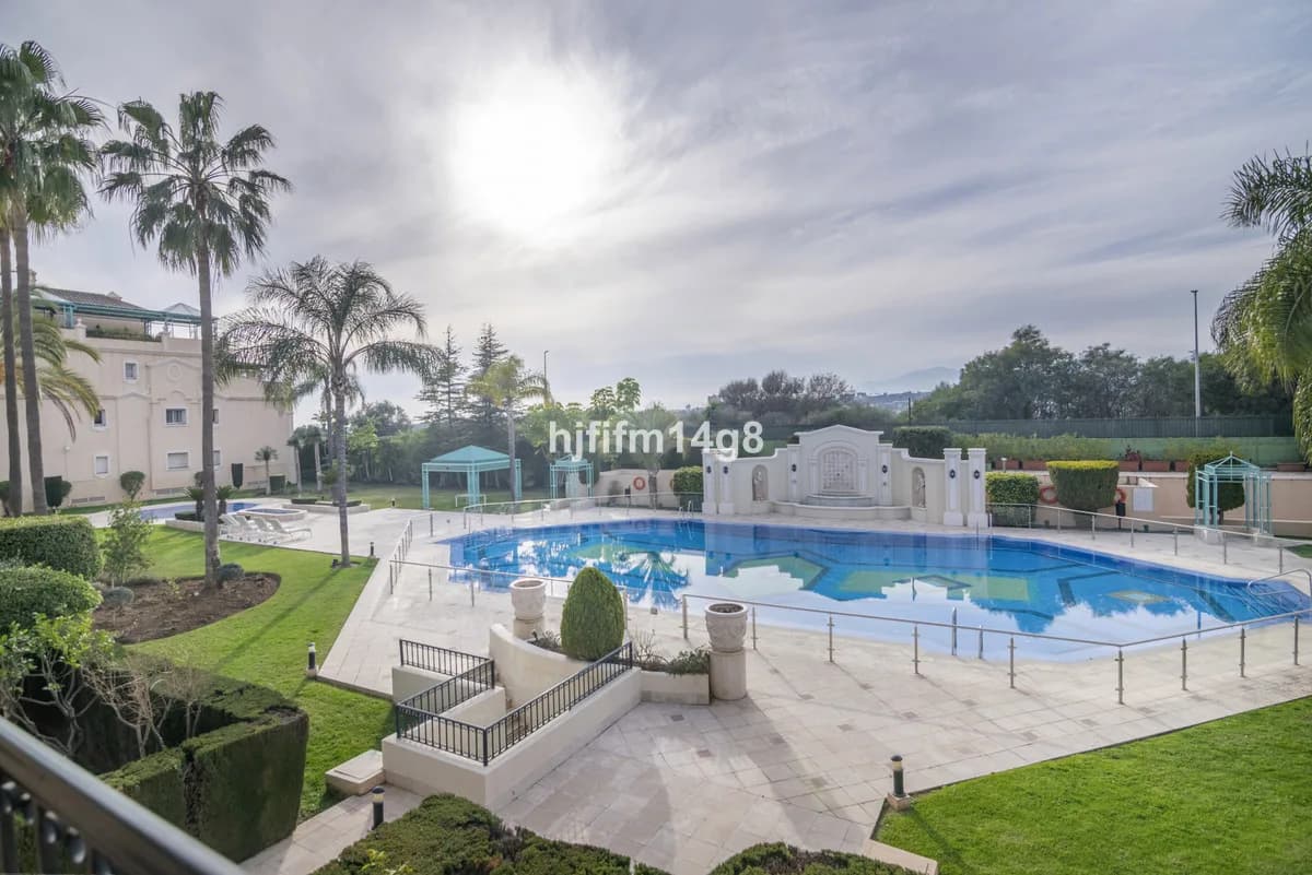 3 Bedroom Middle Floor Apartment for Sale in The Golden Mile, Málaga - Image 2