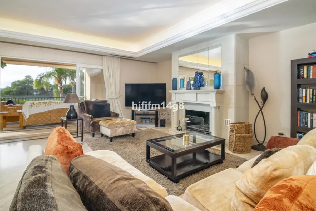 3 Bedroom Middle Floor Apartment for Sale in The Golden Mile, Málaga - Image 3