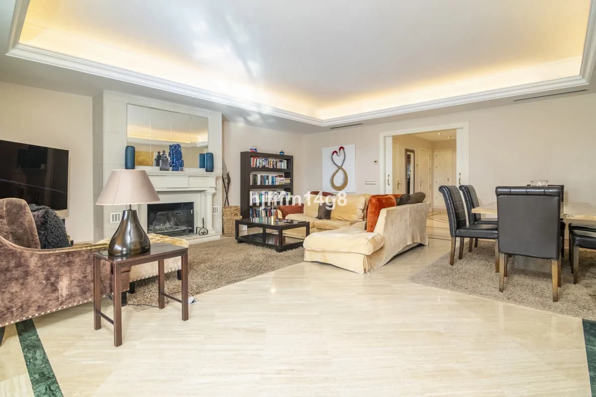 3 Bedroom Middle Floor Apartment for Sale in The Golden Mile, Málaga - Image 4