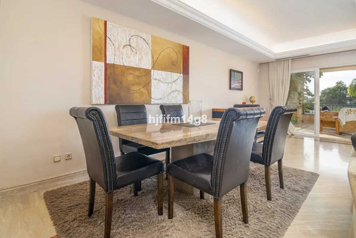 3 Bedroom Middle Floor Apartment for Sale in The Golden Mile, Málaga - Image 5