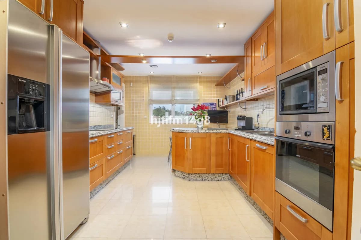 3 Bedroom Middle Floor Apartment for Sale in The Golden Mile, Málaga - Image 6