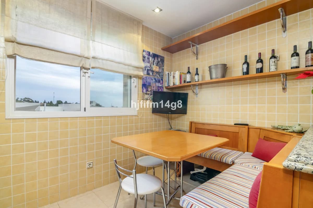 3 Bedroom Middle Floor Apartment for Sale in The Golden Mile, Málaga - Image 7
