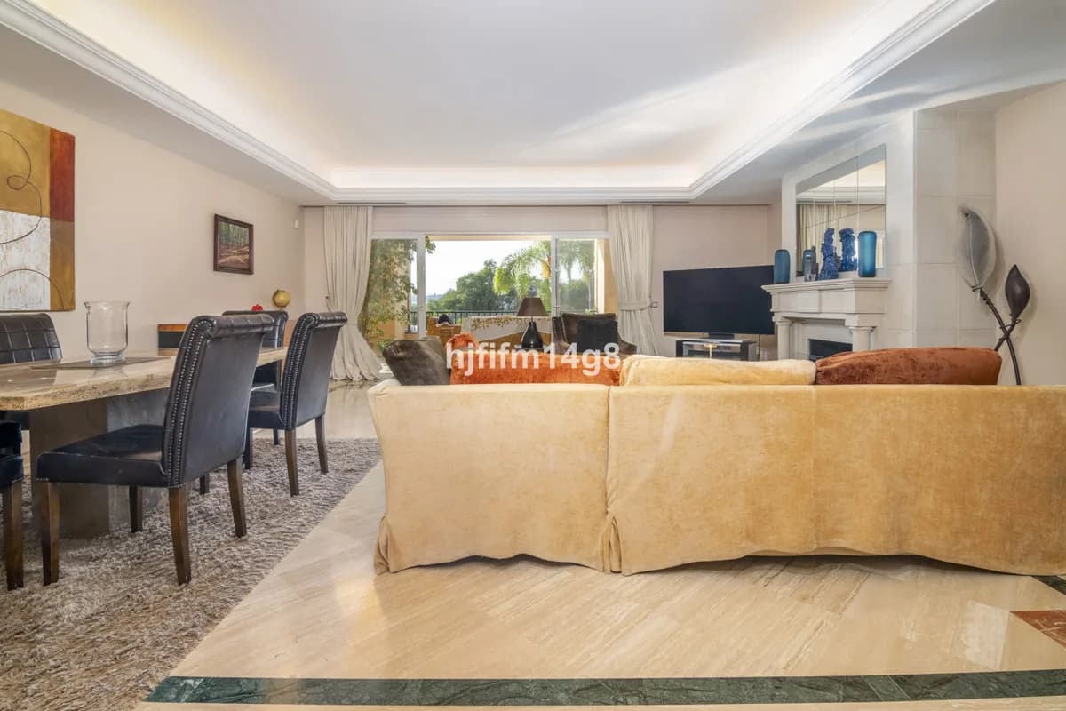 3 Bedroom Middle Floor Apartment for Sale in The Golden Mile, Málaga - Image 8