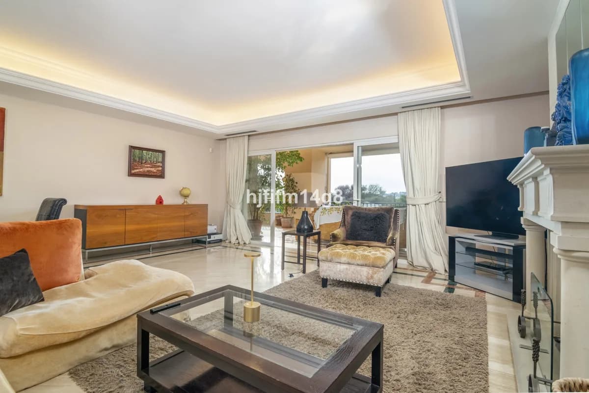 3 Bedroom Middle Floor Apartment for Sale in The Golden Mile, Málaga - Image 9