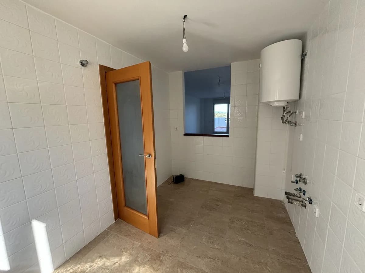 2 Bedroom Middle Floor Apartment for Sale in La Duquesa, Málaga - Image 2