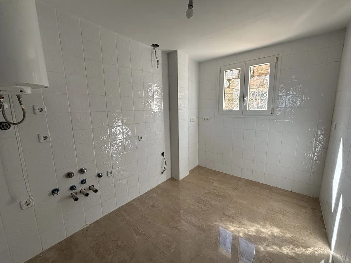 2 Bedroom Middle Floor Apartment for Sale in La Duquesa, Málaga - Image 3