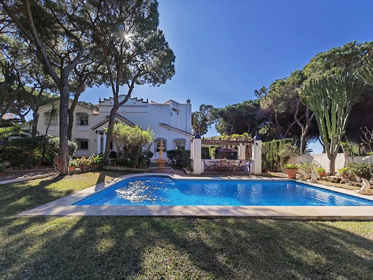 4 Bedroom Detached Villa for Sale in Marbesa, Málaga