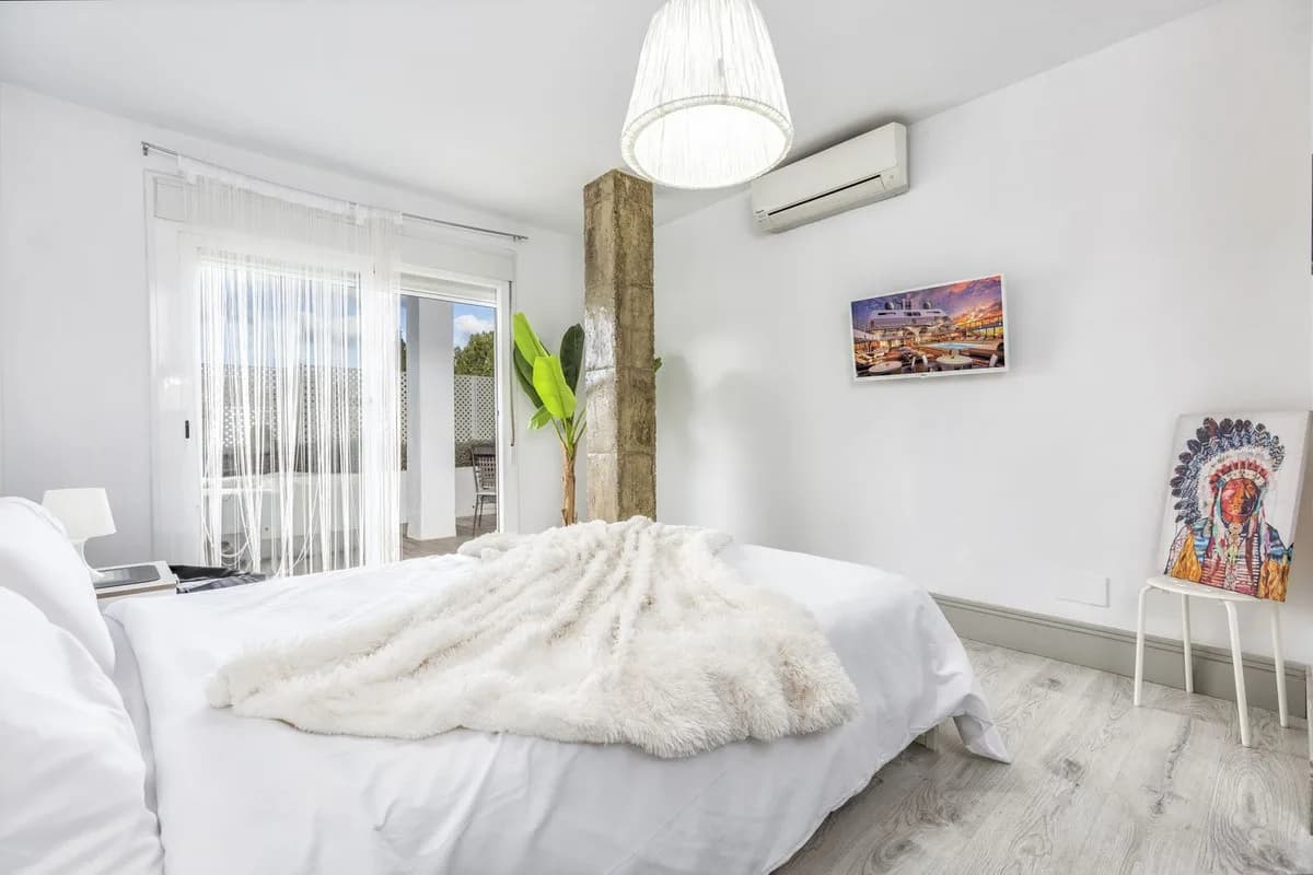 2 Bedroom Middle Floor Apartment for Sale in Nueva Andalucía, Málaga - Image 8