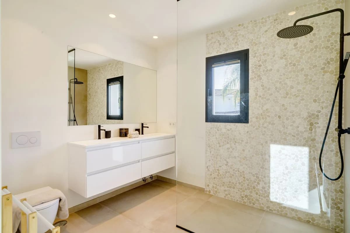6 Bedroom Detached Villa for Sale in Marbella, Málaga - Image 5