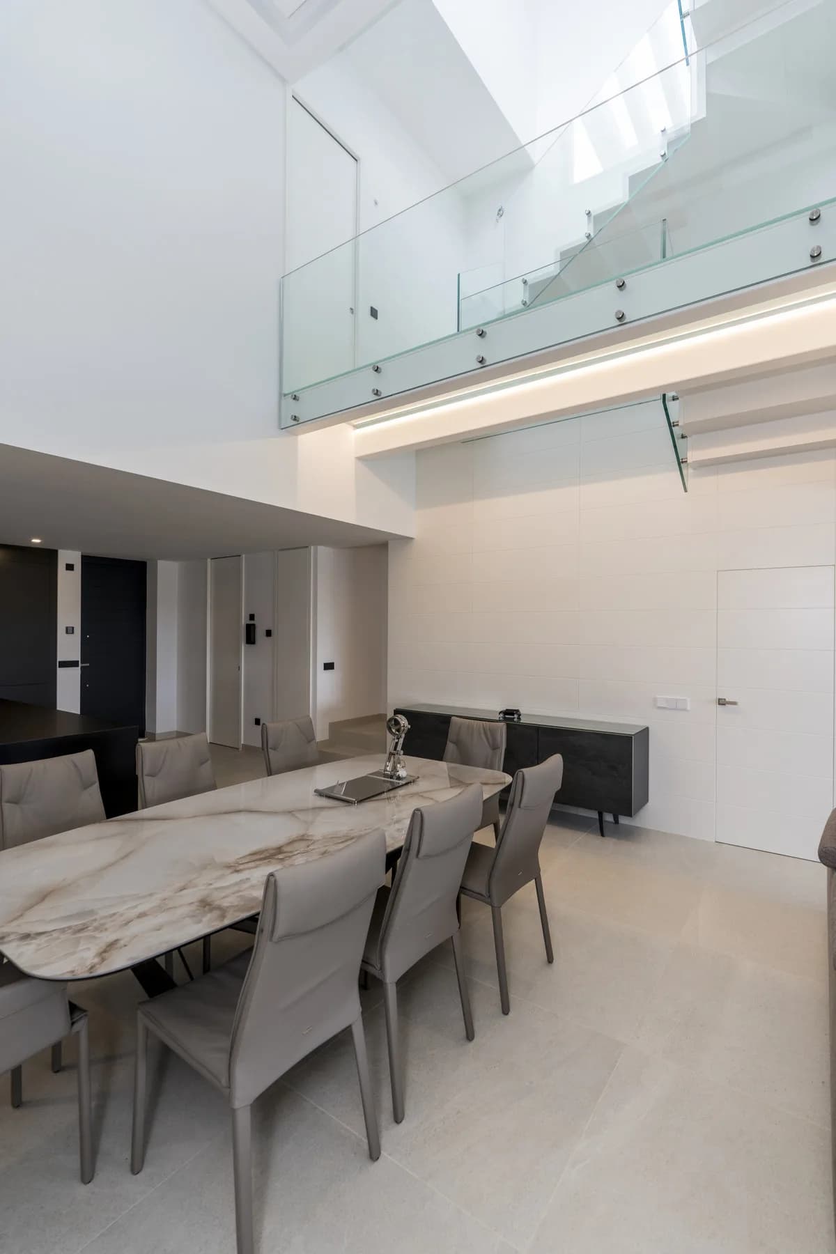 4 Bedroom Semi-Detached House for Sale in Estepona, Málaga - Image 7