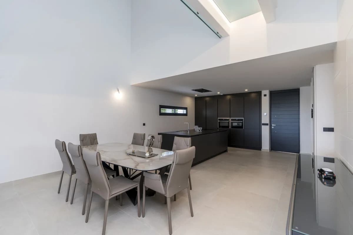 4 Bedroom Semi-Detached House for Sale in Estepona, Málaga - Image 9