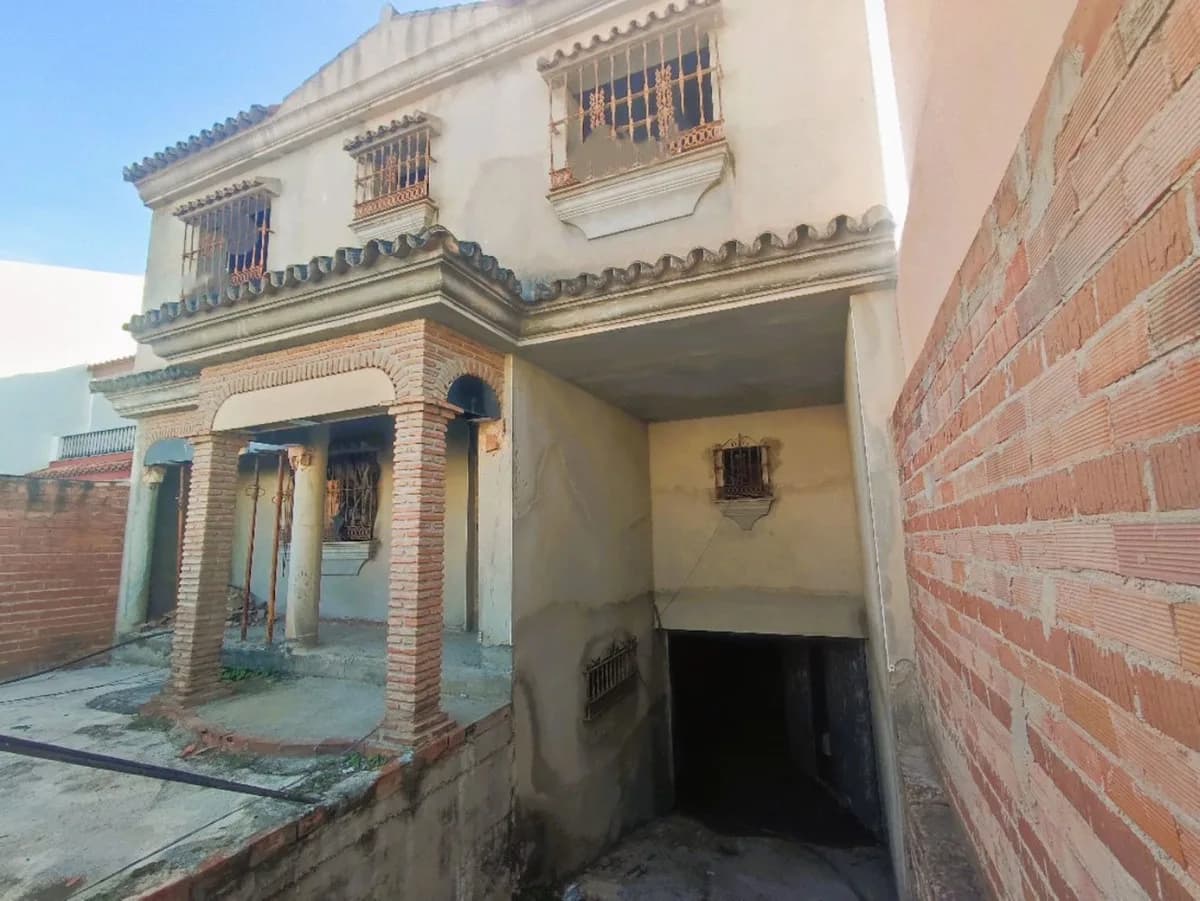 5 Bedroom Townhouse for Sale in Fuengirola, Málaga - Image 2