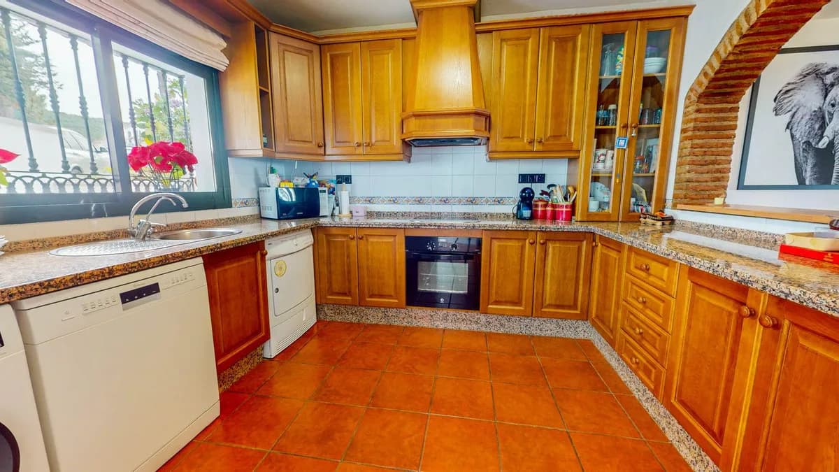 4 Bedroom Semi-Detached House for Sale in Benahavís, Málaga - Image 6