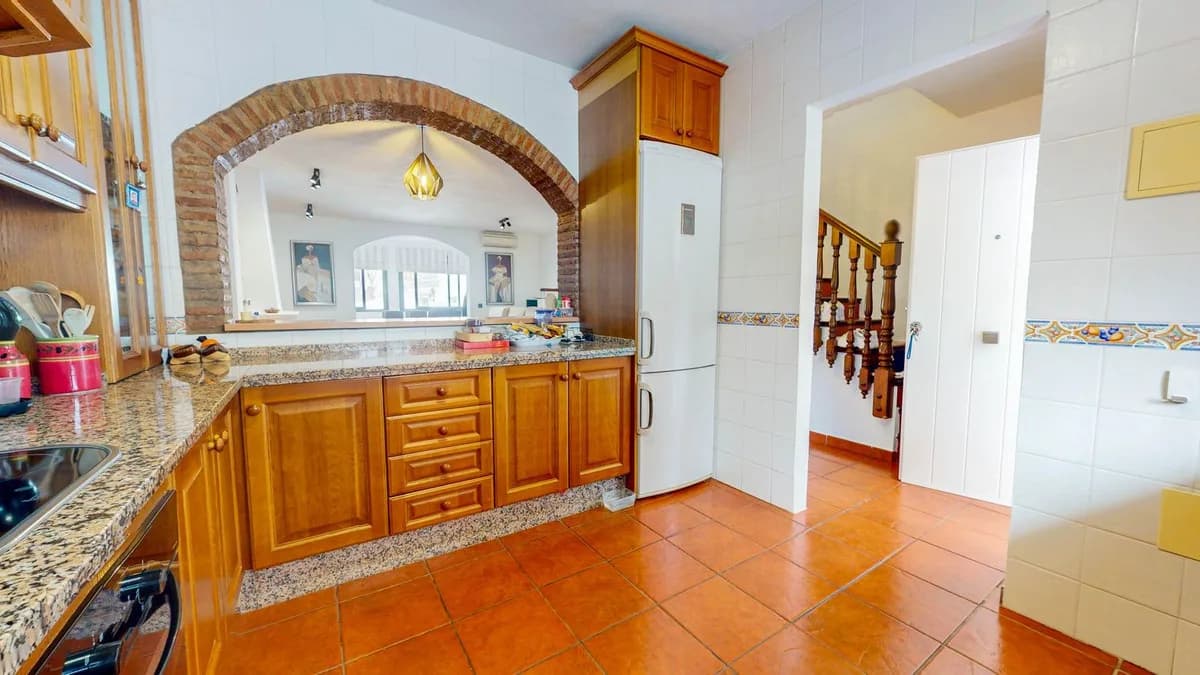 4 Bedroom Semi-Detached House for Sale in Benahavís, Málaga - Image 7