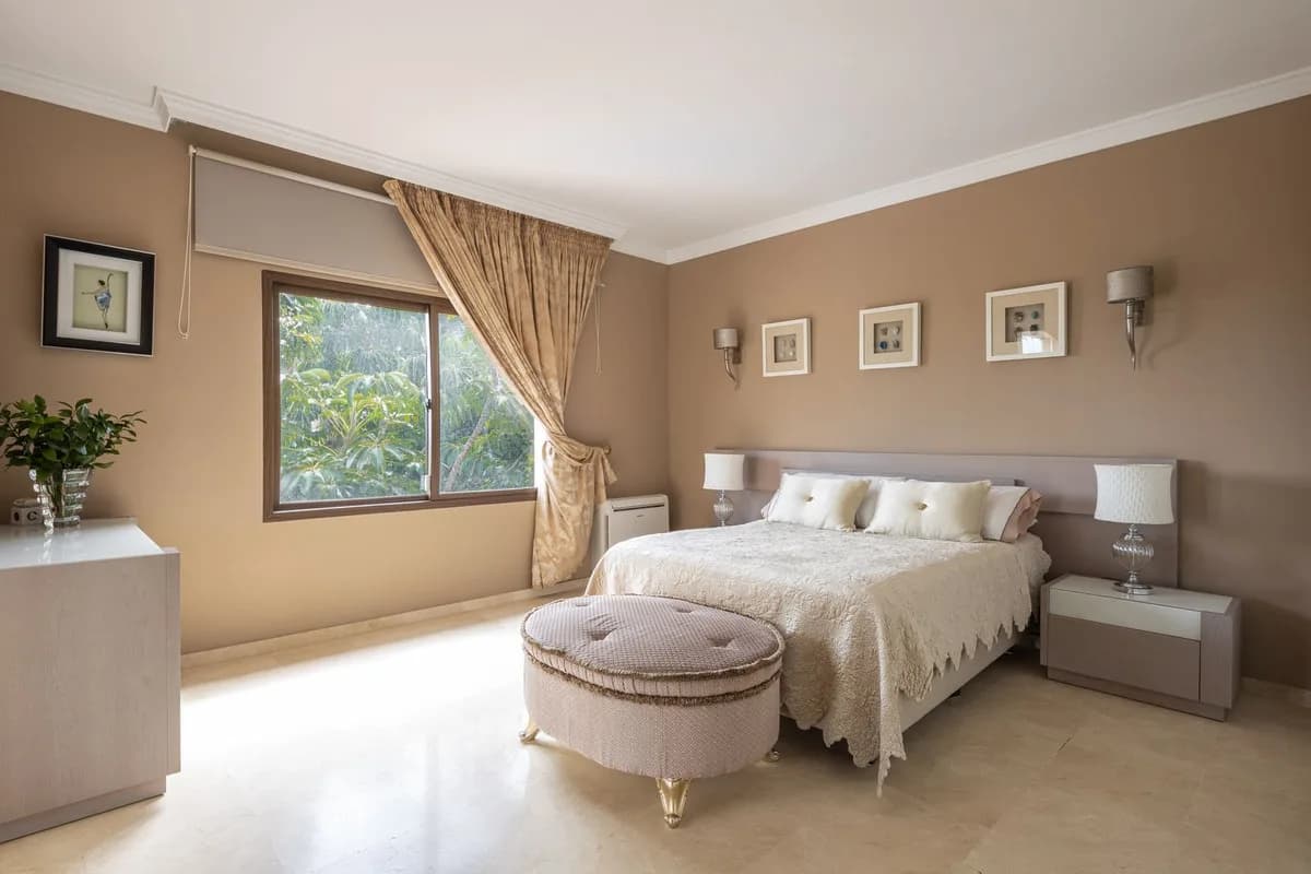 6 Bedroom Detached Villa for Sale in El Paraiso, Málaga - Image 4