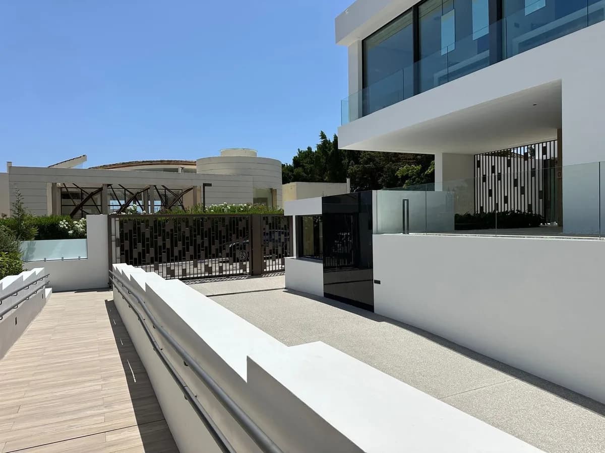 4 Bedroom Semi-Detached House for Sale in Nueva Andalucía, Málaga - Image 3