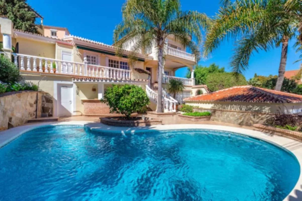 5 Bedroom Detached Villa for Sale in Nueva Andalucía, Málaga