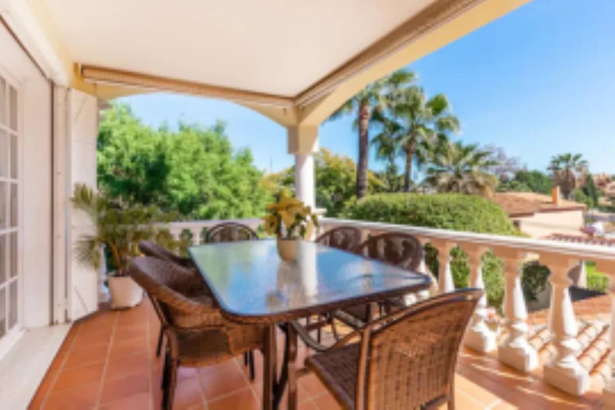 5 Bedroom Detached Villa for Sale in Nueva Andalucía, Málaga - Image 3