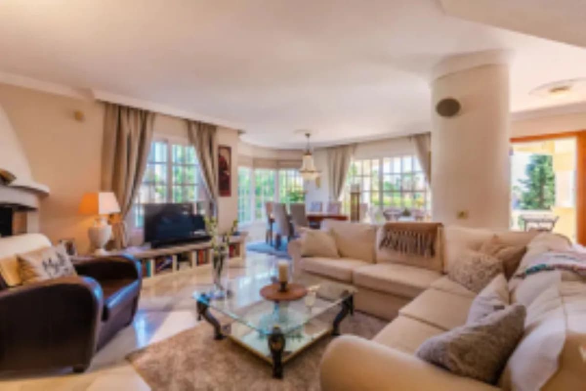 5 Bedroom Detached Villa for Sale in Nueva Andalucía, Málaga - Image 7