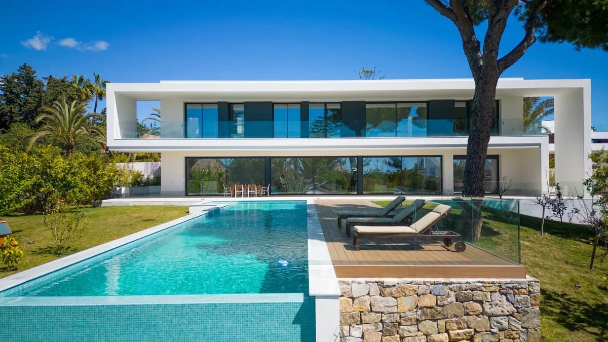 6 Bedroom Detached Villa for Sale in Marbesa, Málaga