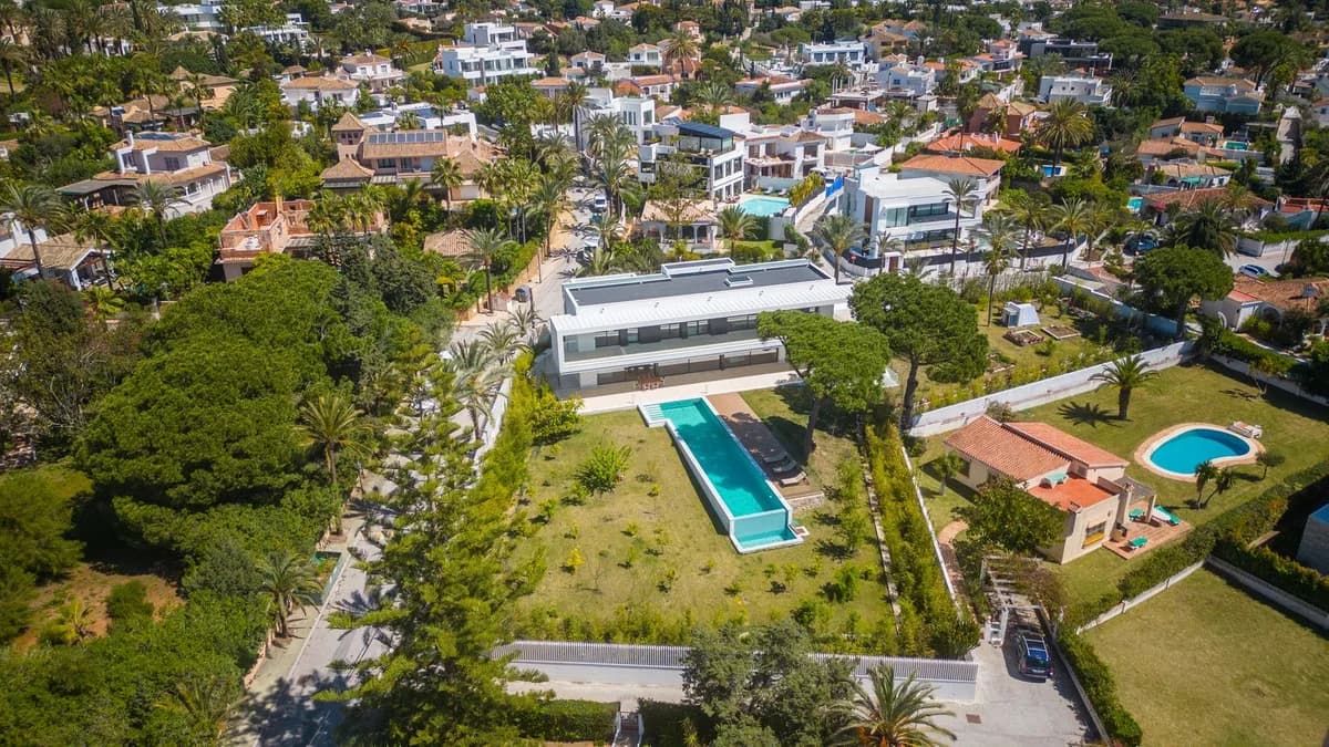 6 Bedroom Detached Villa for Sale in Marbesa, Málaga - Image 2