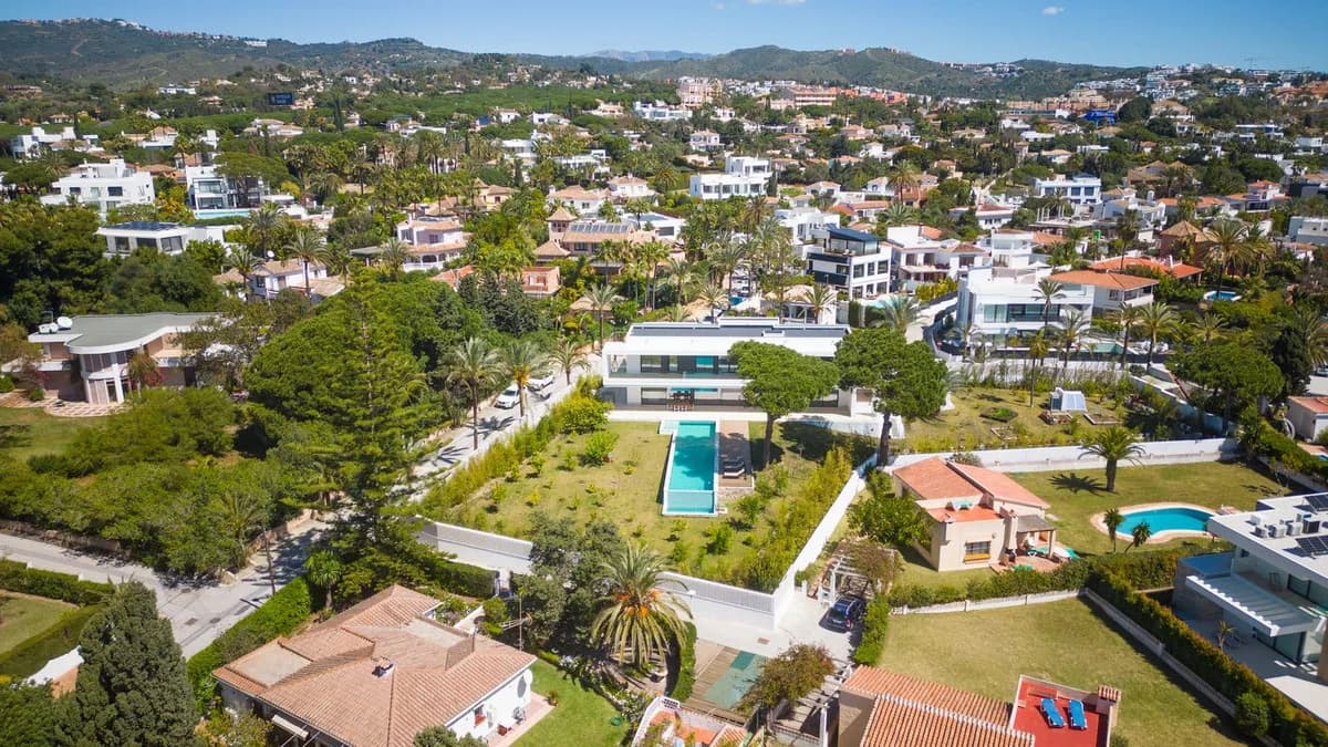 6 Bedroom Detached Villa for Sale in Marbesa, Málaga - Image 4