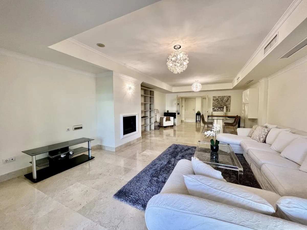 2 Bedroom Ground Floor Apartment for Sale in The Golden Mile, Málaga - Image 3