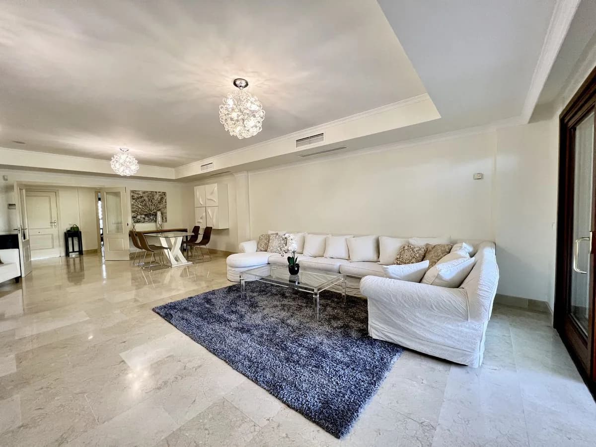 2 Bedroom Ground Floor Apartment for Sale in The Golden Mile, Málaga - Image 4
