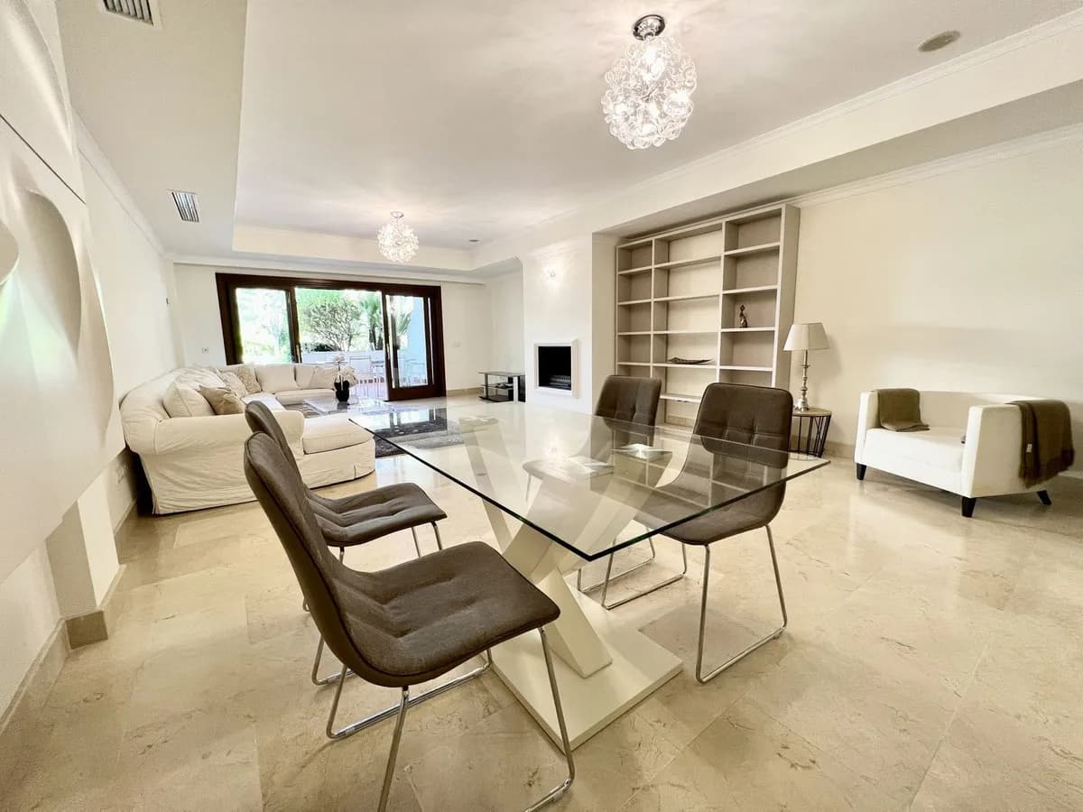 2 Bedroom Ground Floor Apartment for Sale in The Golden Mile, Málaga - Image 8