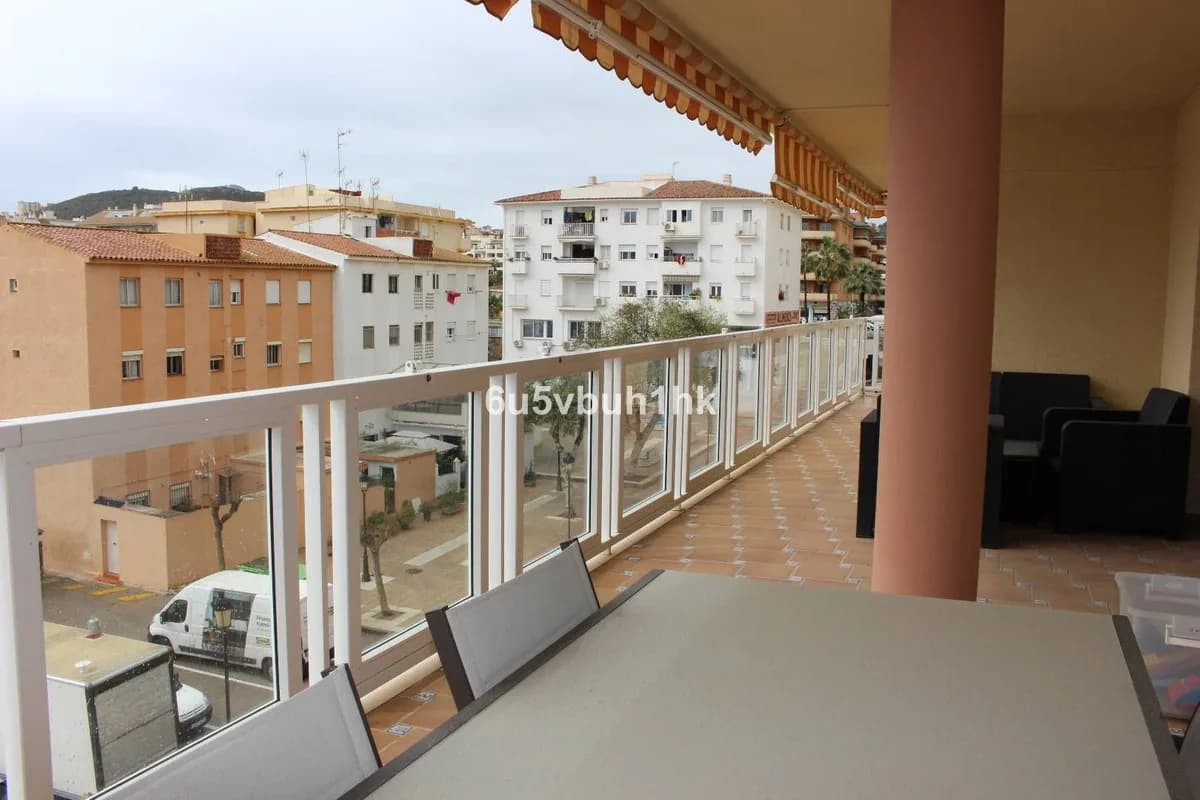 3 Bedroom Middle Floor Apartment for Sale in Manilva, Málaga - Image 5