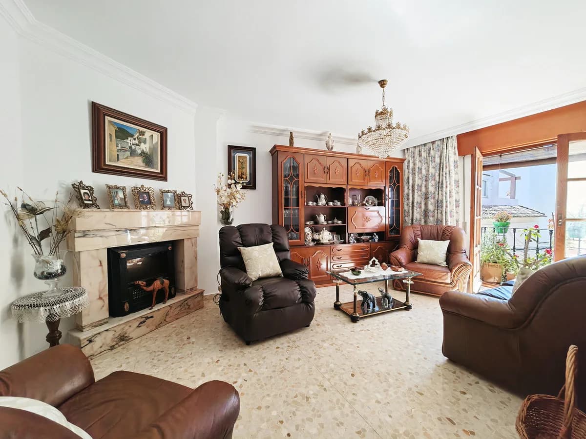 5 Bedroom Townhouse for Sale in Estepona, Málaga - Image 6