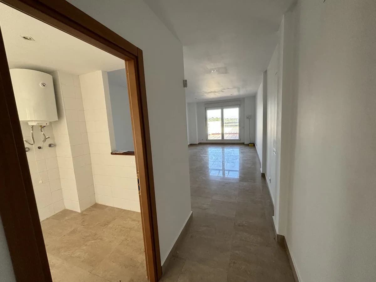 2 Bedroom Middle Floor Apartment for Sale in La Duquesa, Málaga - Image 2