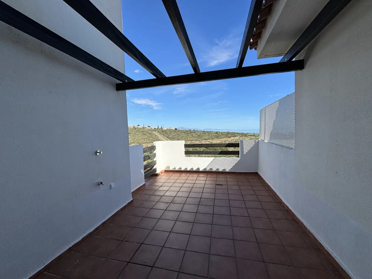 2 Bedroom Middle Floor Apartment for Sale in La Duquesa, Málaga - Image 7