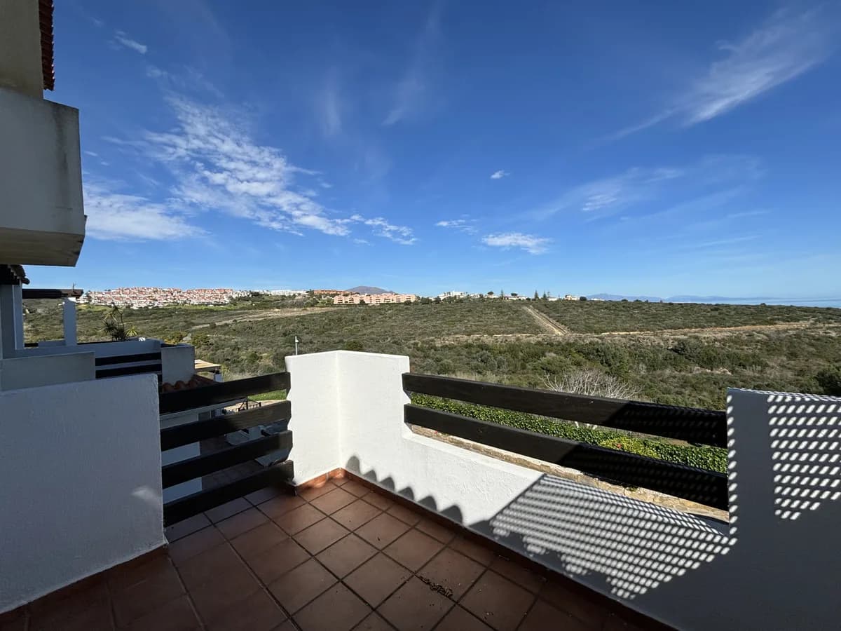 2 Bedroom Middle Floor Apartment for Sale in La Duquesa, Málaga - Image 8