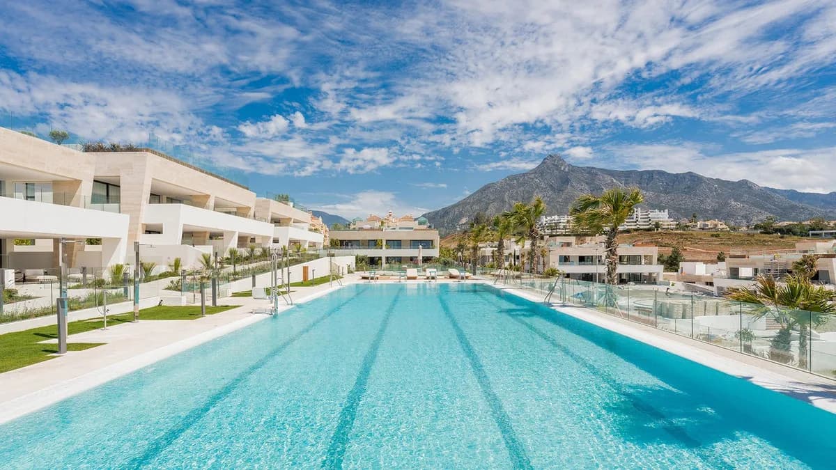 4 Bedroom Ground Floor Apartment for Sale in The Golden Mile, Málaga - Image 2