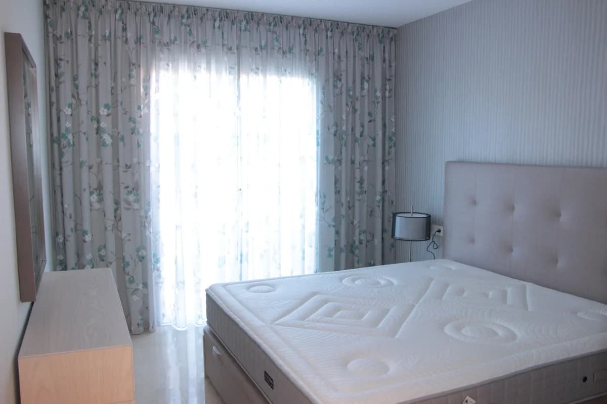 2 Bedroom Middle Floor Apartment for Sale in Marbella, Málaga - Image 4