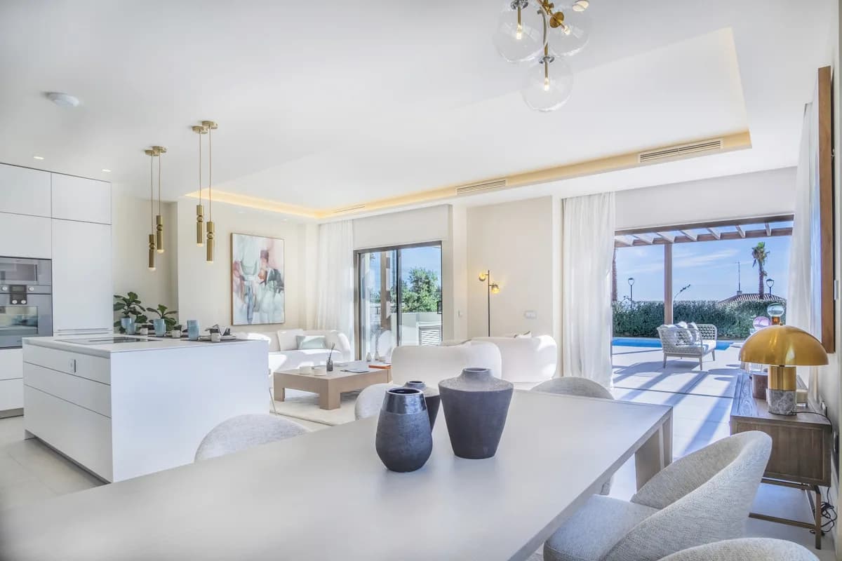 5 Bedroom Detached Villa for Sale in New Golden Mile, Málaga - Image 4