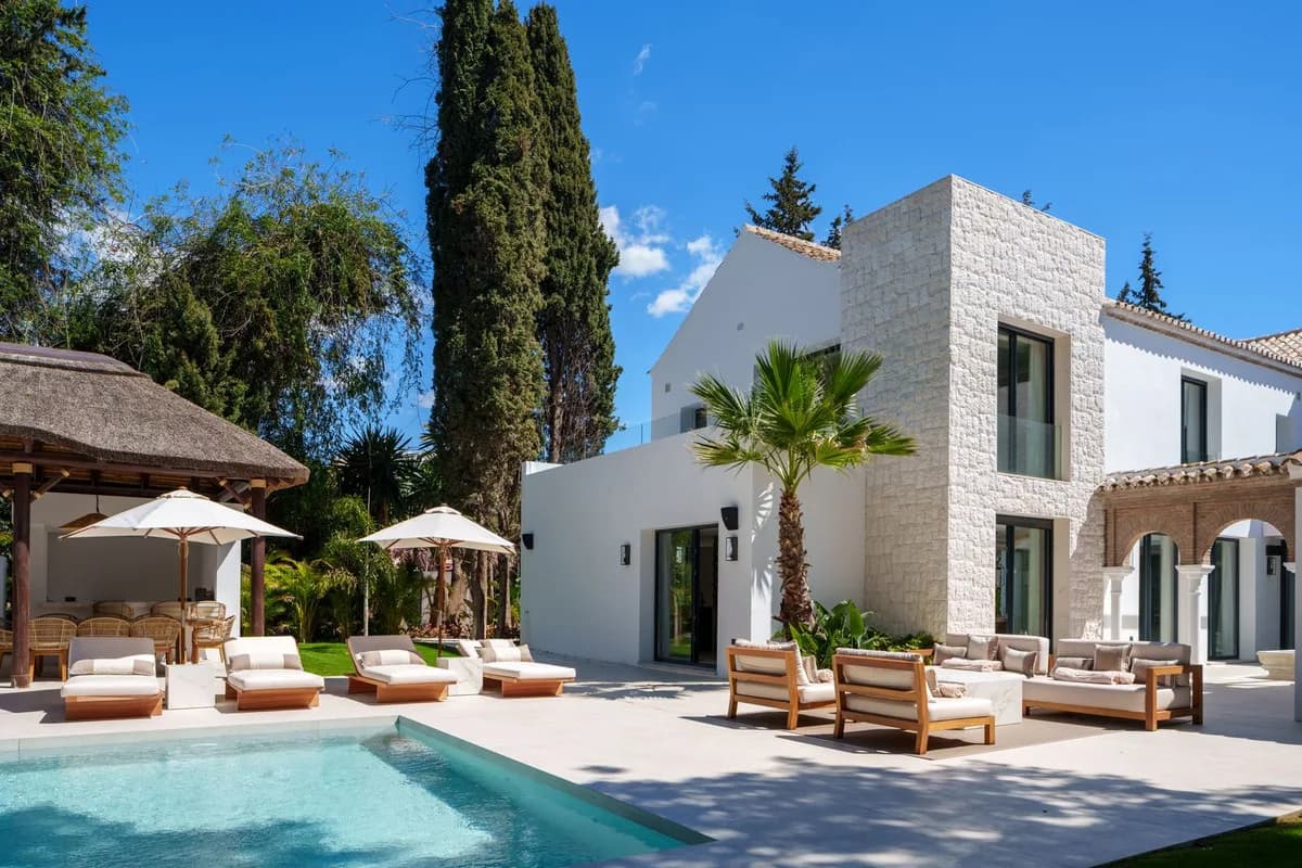 5 Bedroom Detached Villa for Sale in Nueva Andalucía, Málaga - Image 2