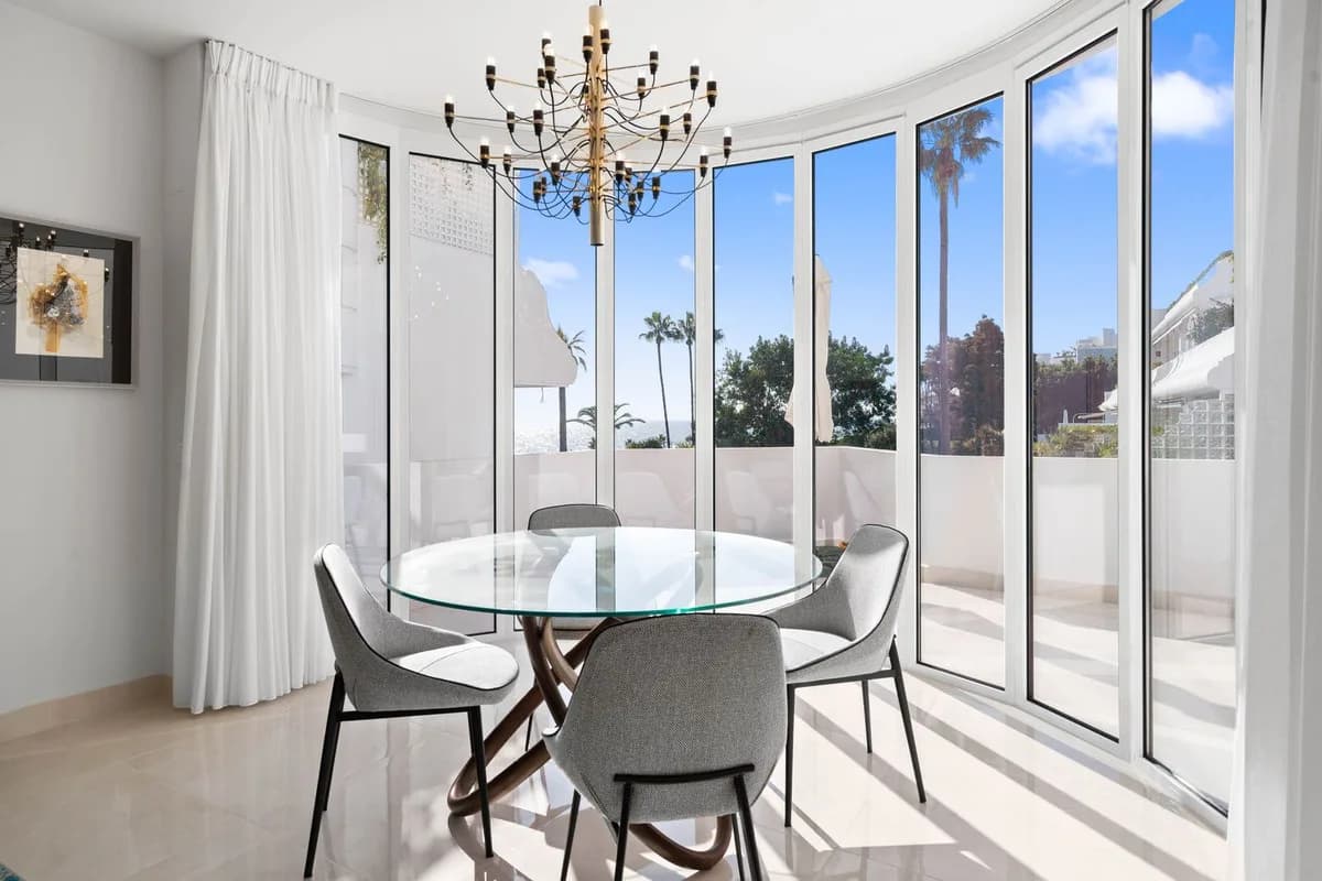 2 Bedroom Middle Floor Apartment for Sale in New Golden Mile, Málaga - Image 4