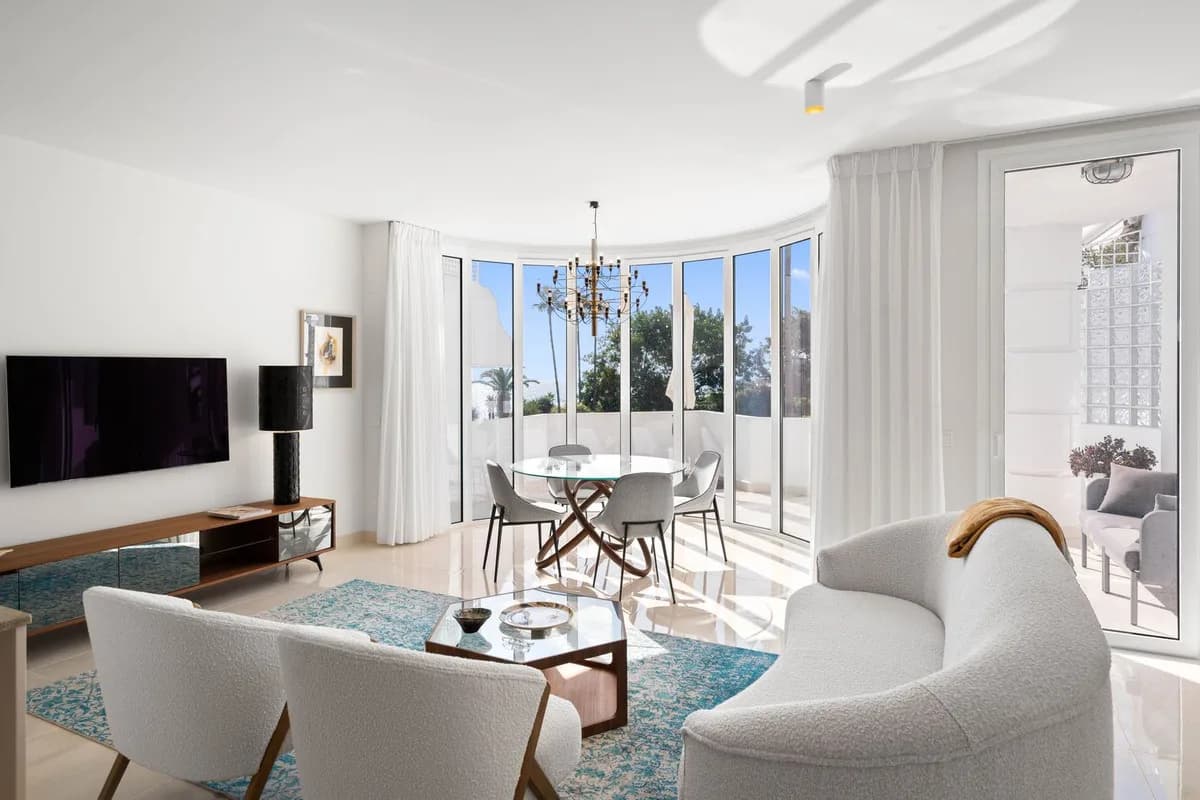 2 Bedroom Middle Floor Apartment for Sale in New Golden Mile, Málaga - Image 5