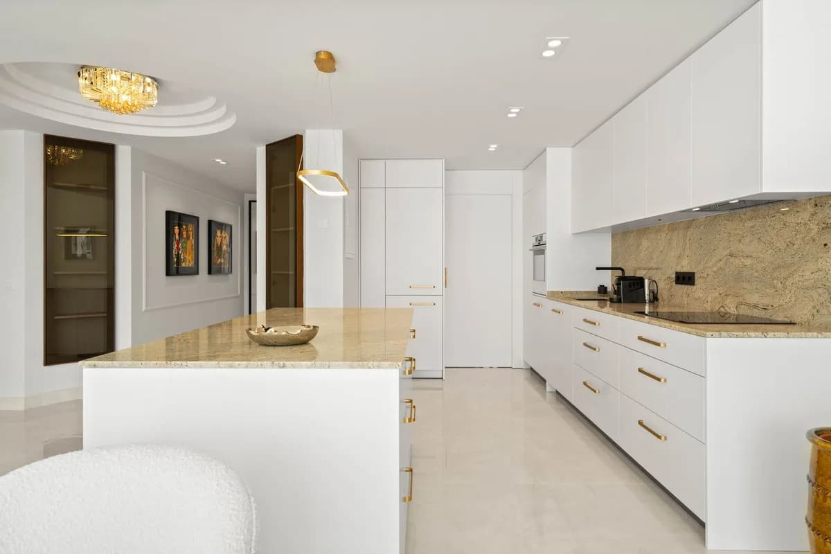 2 Bedroom Middle Floor Apartment for Sale in New Golden Mile, Málaga - Image 6