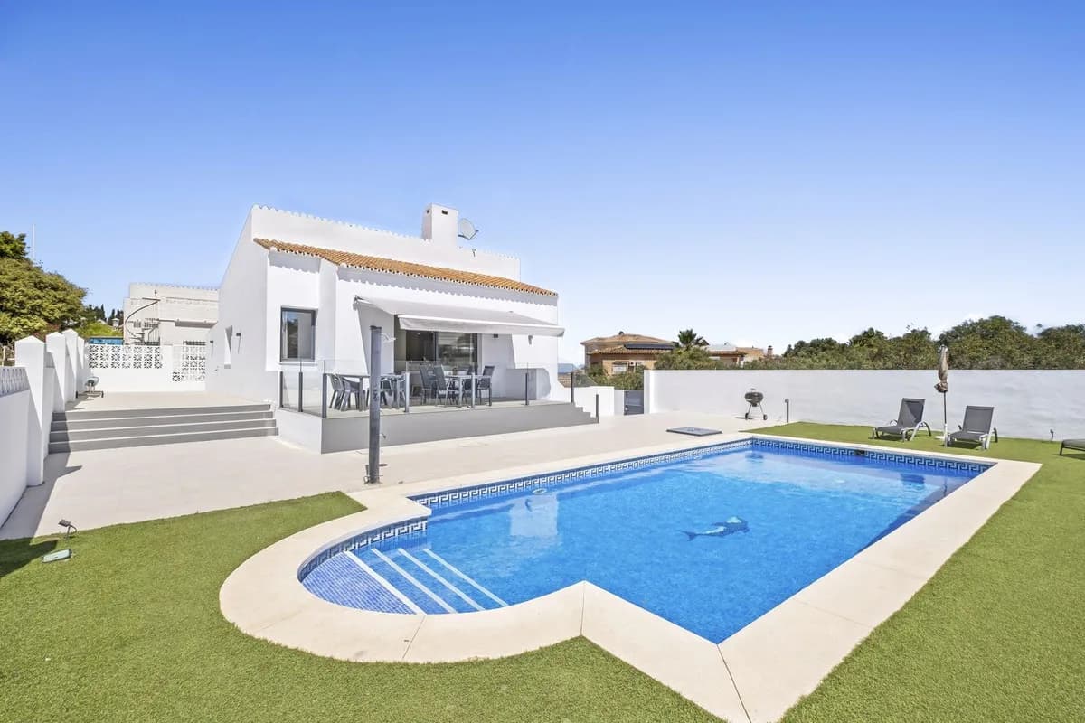 5 Bedroom Detached Villa for Sale in El Faro, Málaga