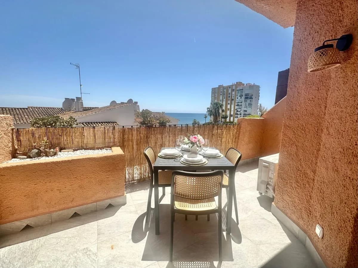 2 Bedroom Middle Floor Apartment for Sale in Calahonda, Málaga - Image 2